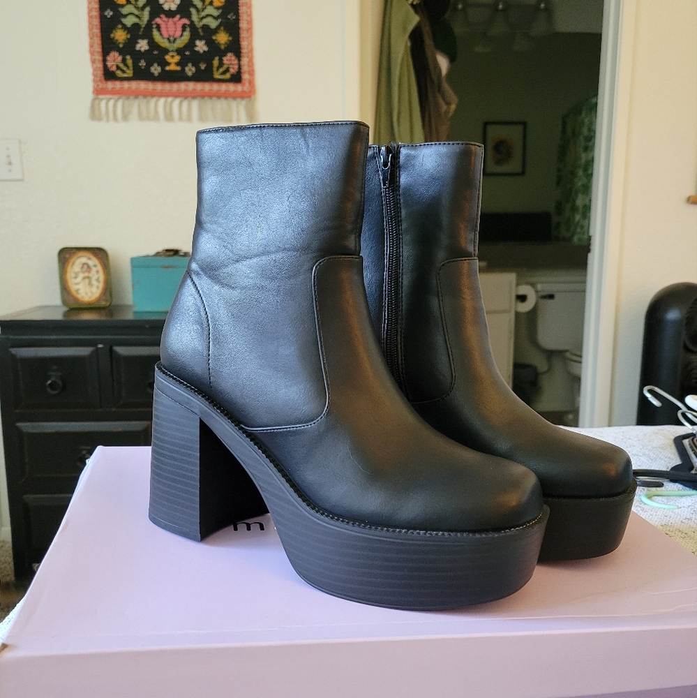 Black platform grace madden girl booties